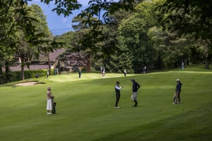 Players in vintage golf attire gathered on the fairway during the hickory golf tournament at Villa d’Este.